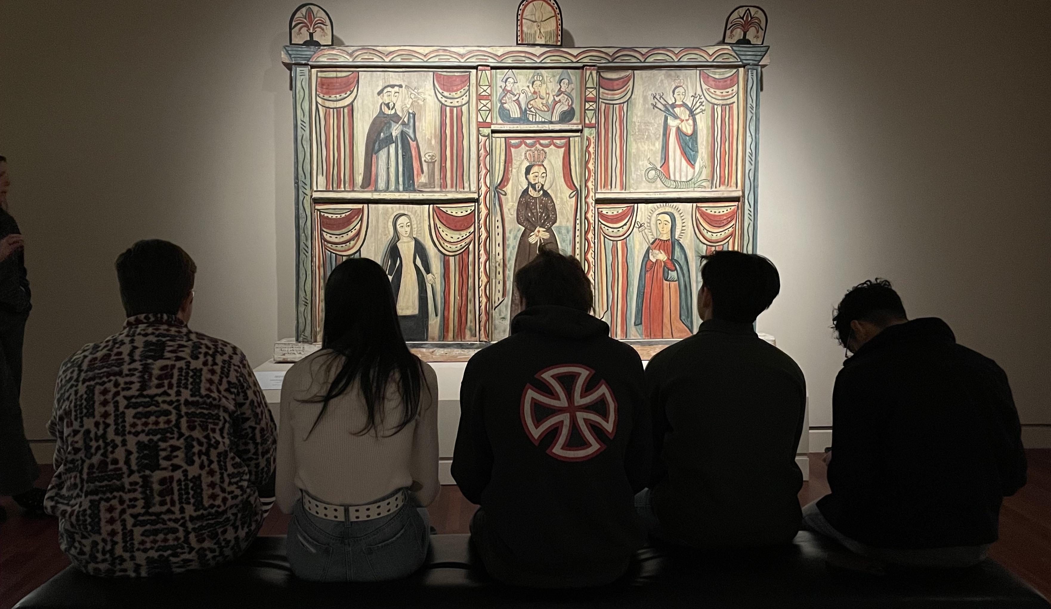 AN208(拉丁美洲土著)的学生参观美术中心.